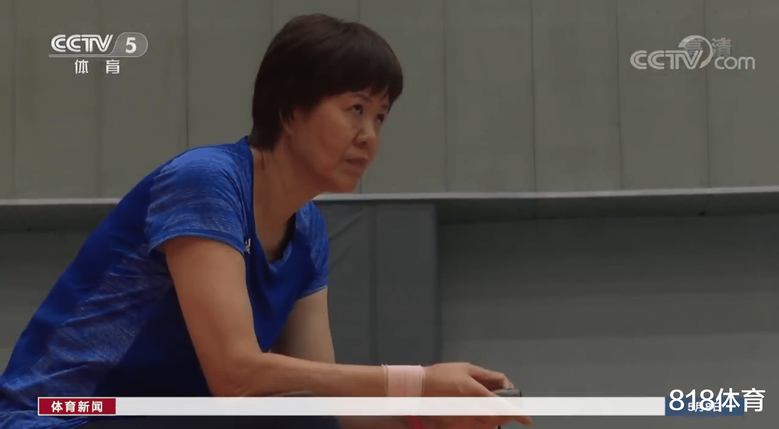 『郎平』60岁郎平戴护腰督战女排!委婉批评李盈莹,和张常宁开玩笑调节气氛