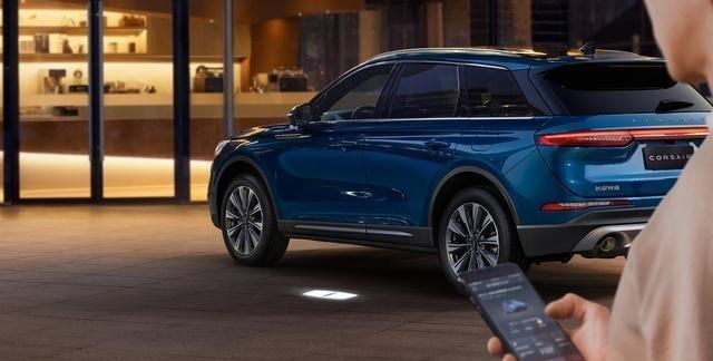 奔驰E级|长4615，连隔音都是双层，比Q3亲民更比X1霸气，一脚爆245马力