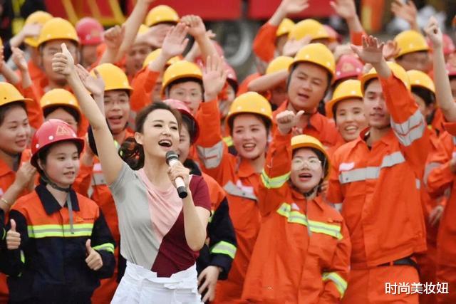 半身裙|张蕾户外主持换风格，穿T恤配半身裙减龄时尚，高马尾年轻10岁