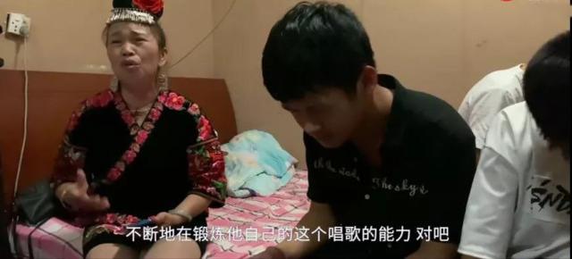 福林妈咪|12岁男孩，直播替妈妈还卡贷，背后辛酸是父母的不成熟