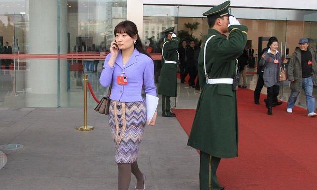 宗馥莉@父亲身价上千亿，银行还有数百亿存款，无奈独生女已38岁还单身