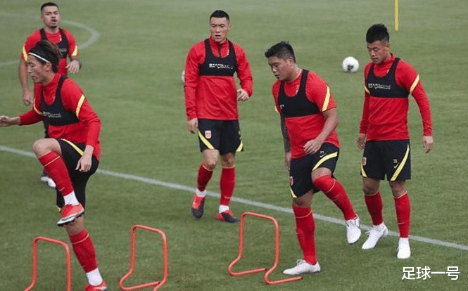 「国足」世预赛两轮不胜的国足再遭重创！李铁束手无策，12强赛都难了