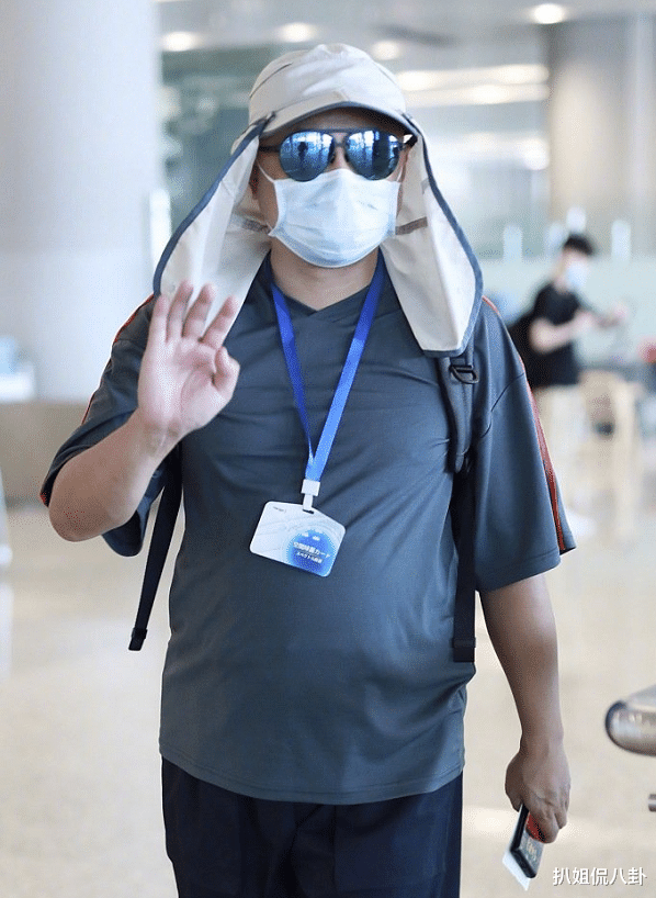 徐峥|徐峥又被拍到带两名女子回酒店，更抢镜的是他大到好似怀孕的肚子