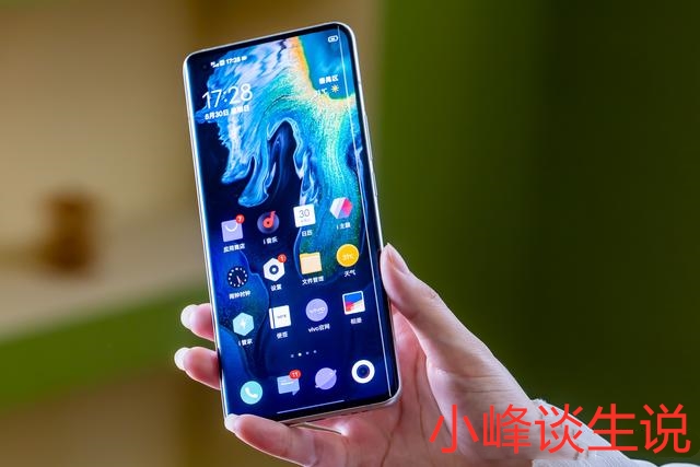 iqoo|妹妹是颜值党，最近问我什么手机辨识度高，求推荐？