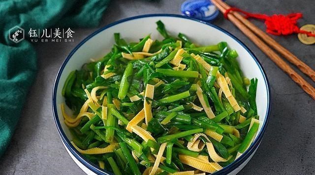 韭菜|晒晒我家招待亲戚的午餐,4素2荤吃得很尽兴,网友却嫌弃没硬菜