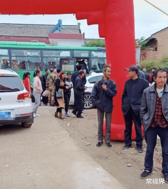 常视界|婚礼上新郎脸色发青,女方收礼金后,带170多人来男方家吃酒席!