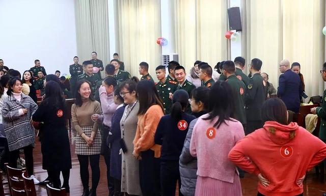 实拍军地浪漫鹊桥会 兵哥哥、小姐姐游戏互动 现场成功牵手8对