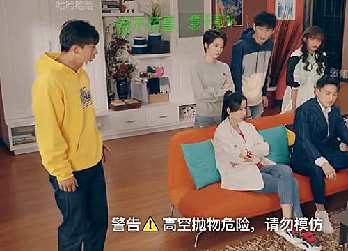 爱5张伟扔“弹幕盒子”是咋拍的？看到幕后花絮后，导演好机智