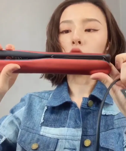 美甲@有种“奢侈”叫宋祖儿的卷发梳，原本想同款，得知价格我死心了！