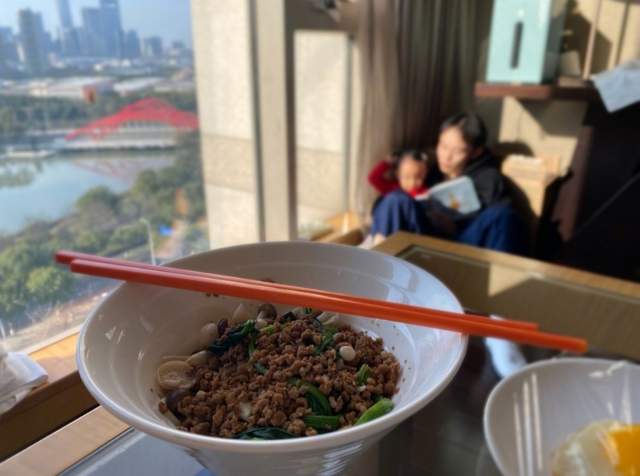 孙怡|孙怡晒3岁女儿陪练瑜伽，大福有样学样，逗笑妈妈