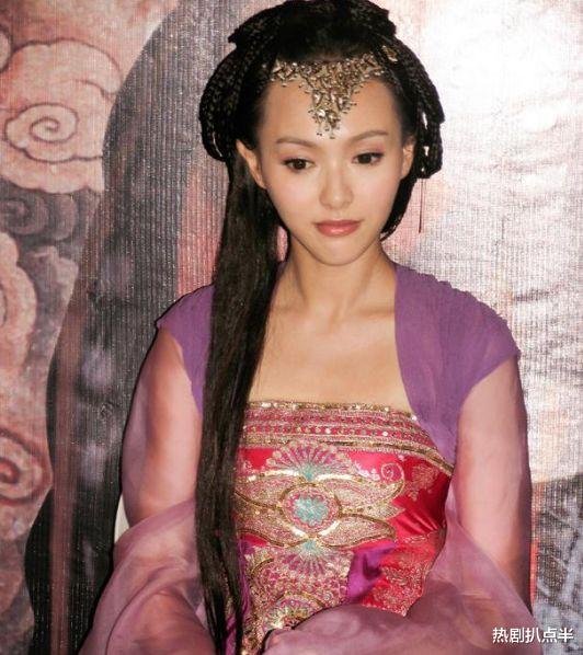 杨幂：《仙剑3》珍贵旧照！杨幂方脸浓妆认不出，唐嫣皮肤黝黑发际线高