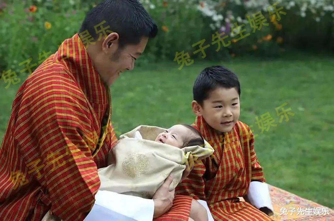 30歲不丹王後如此卑微，在國王身邊長跪不起，夫妻情分所剩不多瞭-圖7
