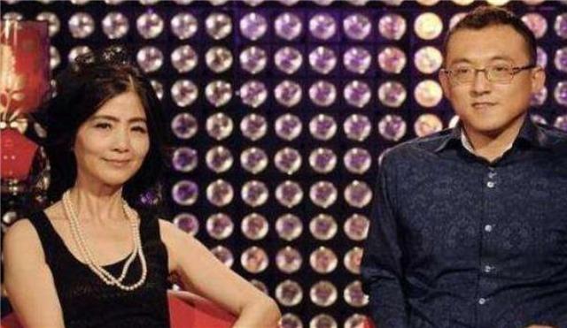 非诚勿扰|《非诚勿扰》51岁阿姨被34岁小伙抱走，时隔5年，两人已各走各路