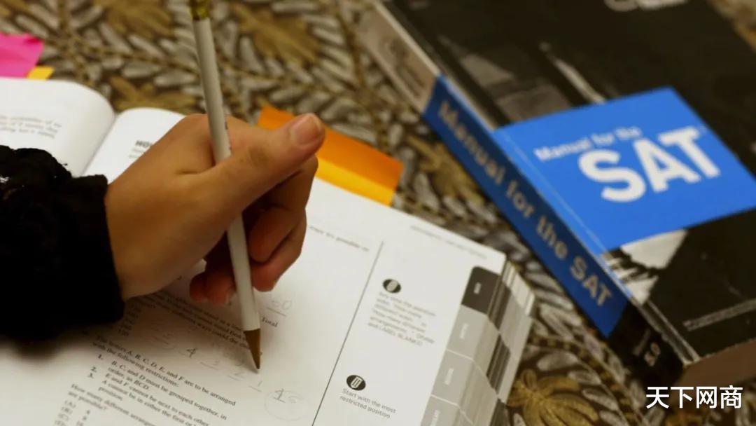 美国■美国教授“歧视黑人”被停职后，几万华人站出来为他撑腰