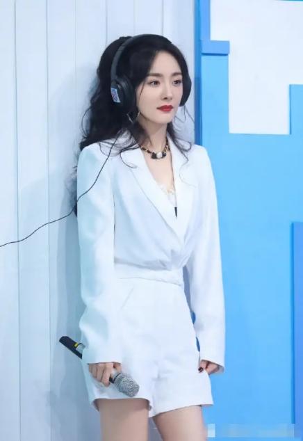 西装|杨幂状态可真好,穿米色西装配牛仔裤录综艺,双马尾俏皮又可爱