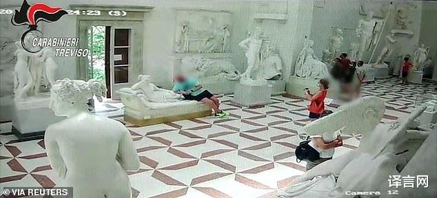 奧地利遊客半臥雕像上，“歐洲第一美人”被壓斷3根腳趾，兩百年藝術品遭毀-圖3