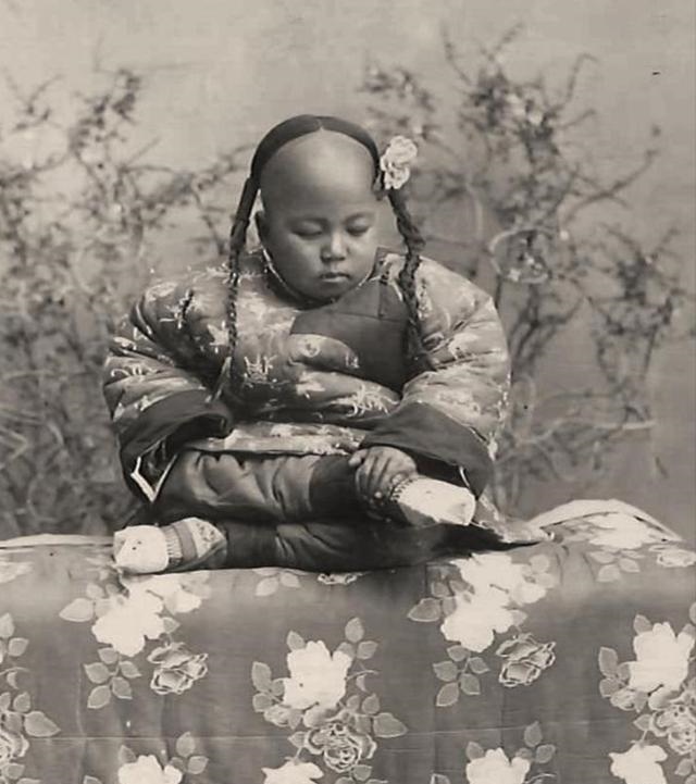 李莲英|清末真实照片，李莲英满脸疙瘩目光呆滞，看到裹小脚女孩瞬间泪目