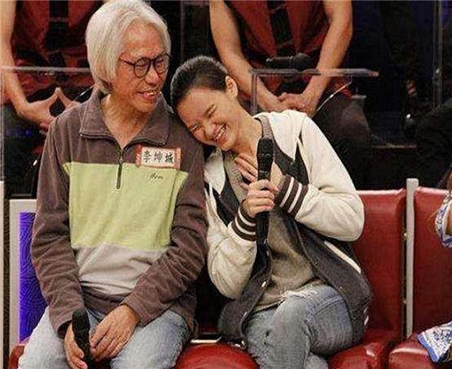 林靖恩|因“忘年恋”走红的林靖恩，64岁丈夫面容憔悴，她已没了纯真笑容