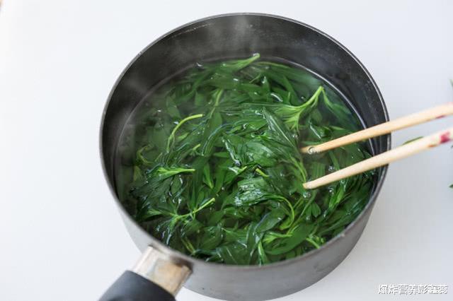 『维生素C』为什么很多人不喜欢吃香菜？聪明的人都会吃水煮香菜，有几大功效