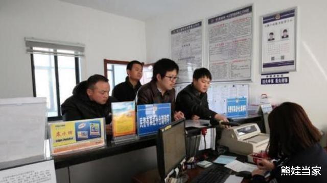 熊娃当家|爷爷叫秋日,爸爸叫秋天,母亲随口给孩子取名,民警连连称赞