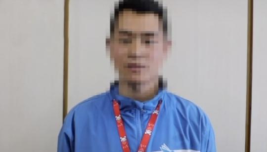 「端午节」\你敢打我是吧！\外卖小哥当街挑衅交警，指着太阳穴：往这里打