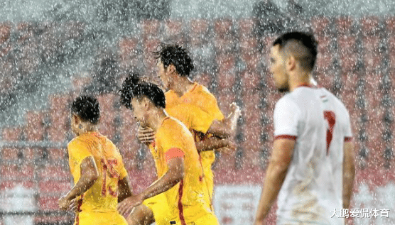 国足@漂亮!比起阿洛进国足,FIFA又给国足送1礼,李铁不逆袭说不过去!