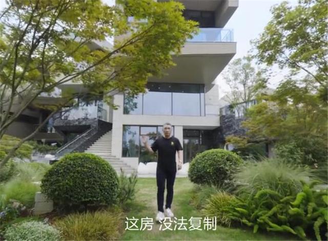 |在成都花1.5亿买豪宅啥感受？一小张地毯就要10w！网友：看看得了