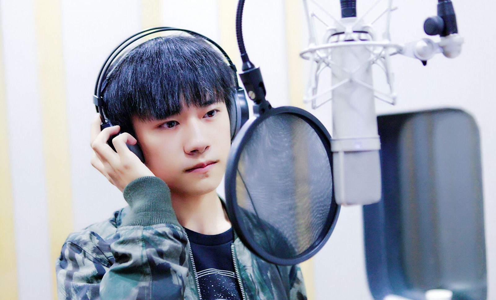 【彭于晏】电影、综艺接到手软的易烊千玺，究竟多有钱？他的商业帝国你无法想象