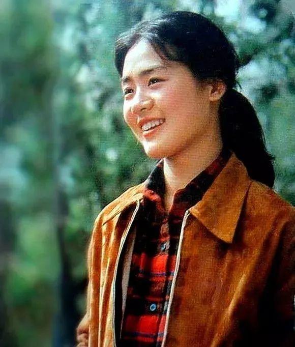 「朱时茂」与朱时茂一起演《牧马人》而出名,为何“消失”了37年?