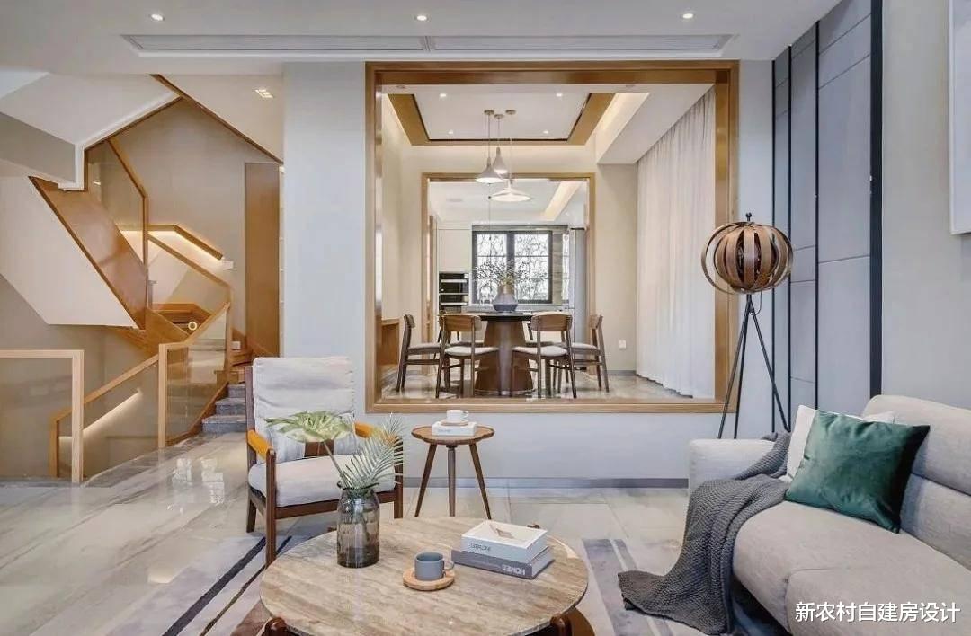 ▲带双车库的三层别墅，入户口有楼梯和大露台，村里人都爱来这坐坐