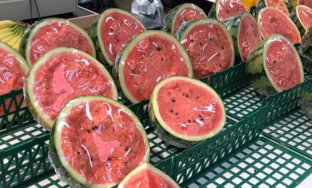 #西瓜#水果摊为啥喜欢把西瓜切一半卖？背后“猫腻”可不小，快告知家人