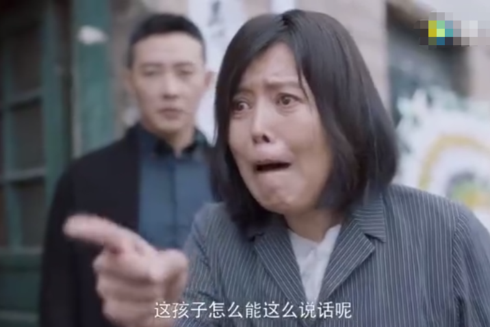 #丁嘉丽#房似锦妈妈剧中遭人恨，剧外15年才见女儿两次，却为儿子入学下跪