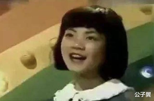 王菲@王菲出生到小学的私人相册曝光，牵出一段出道前的隐秘往事