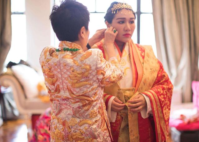 何超盈|赌王女儿何超盈结婚太壕气,全身挂满黄金,1亿嫁妆铺遍整个大厅
