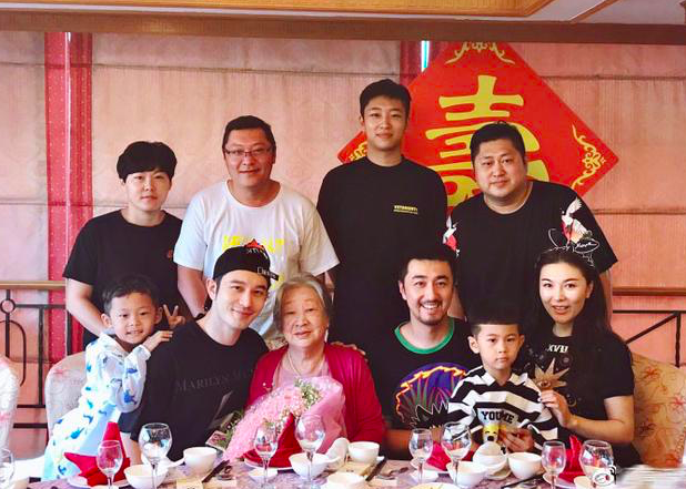 『黄晓明』黄晓明在外婆面前像孩子，小海绵爸爸趴着吃饺子，专心又安静