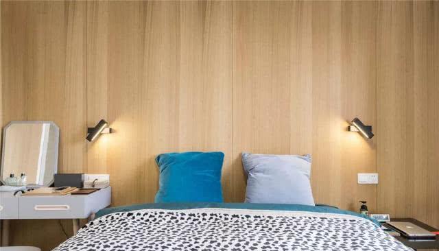 85㎡小复式，开放式客餐厨十分敞亮，木凳电视柜个性又可爱