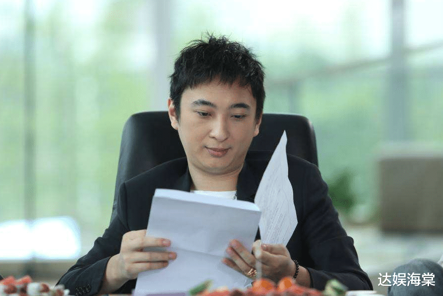 王思聪|王思聪携两位美女出街，骚粉色毛衣尽显调皮，得知价格和款式：会玩
