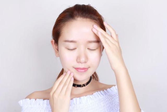 面膜|刚洗完脸就抹“精华液”？难怪效果不佳还伤肤，教你涂精华的正确方法！