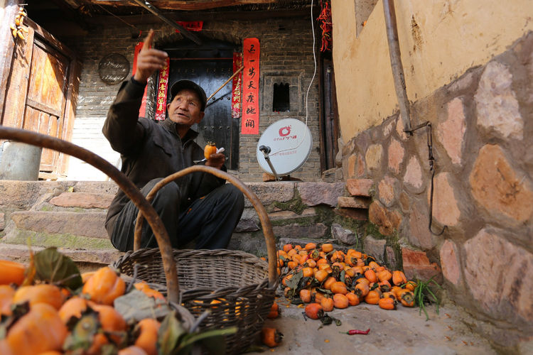 山东报道记|66岁老人一把屎一把尿将2养女养大，如今血独居百年老院成五保户