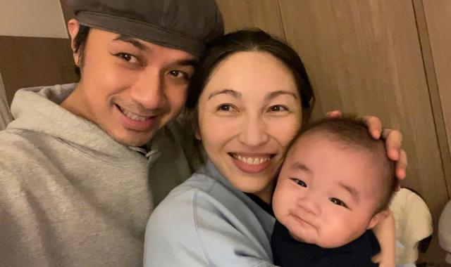 古巨基|古巨基罕晒全家福，52岁老婆高龄产子难掩老态，儿子出镜呆萌可爱