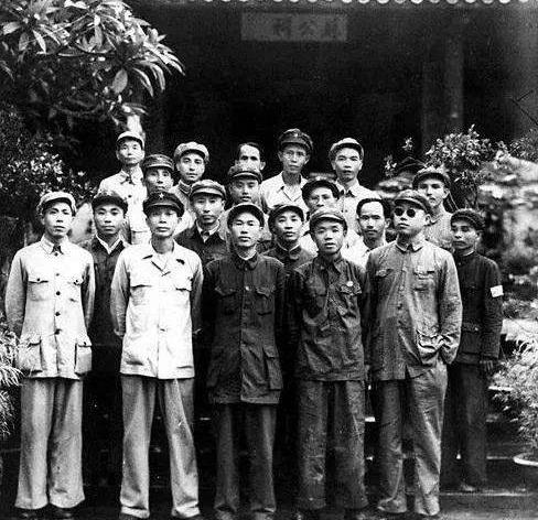 韩先楚@海南岛战役，他把自己脚砸伤，授衔时成大校，7年后才晋升少将