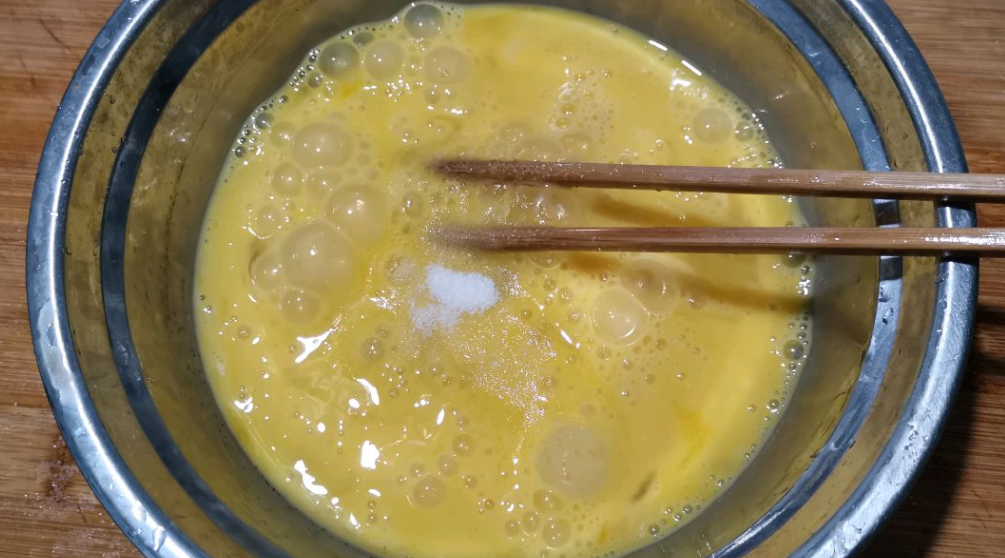 『金针菇』通便菜原来是它，晚餐吃一点，轻松排便，比泻药还厉害，瘦出A4腰