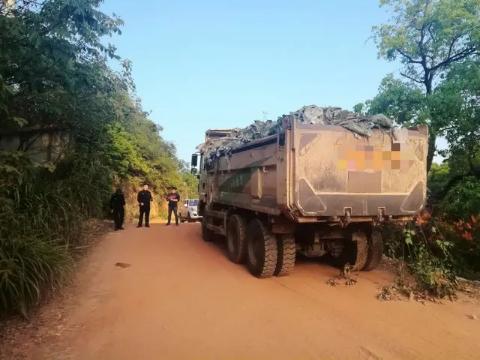 环保|女子向村委举报渣土车乱倒垃圾，一家4口遭报复被砍伤，2岁儿子脸被横向砍开