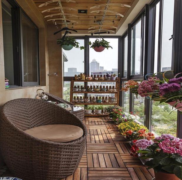 |老公坚持不在阳台晒衣服，改造成小花园，邻居看到效果照着改