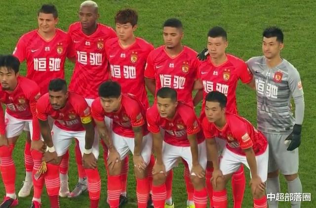 广州恒大|恒大0-2落后,卡纳瓦罗忍无可忍:半场连换3人,梦游之人下场