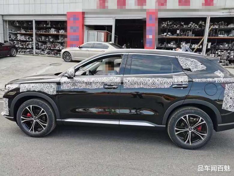 『丰田皇冠』比亚迪宋Plus燃油版实车现身，外观依然抢眼，轴距2765mm，配1.5T