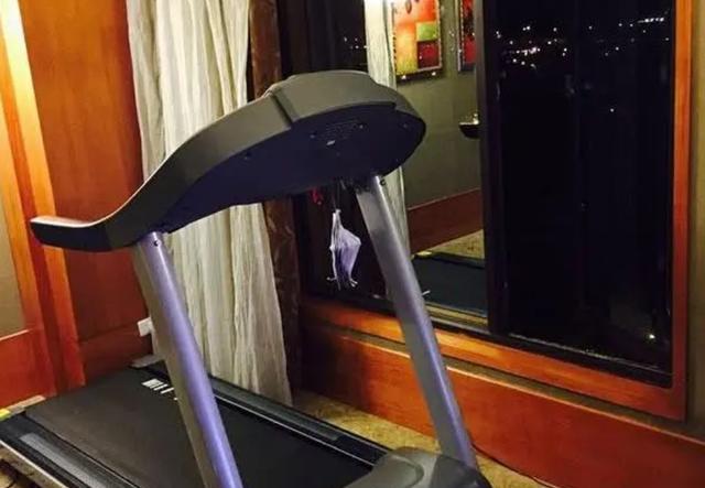 『』任达华晒出在香港的豪宅，都快70岁的人了，家里装修还这么时尚