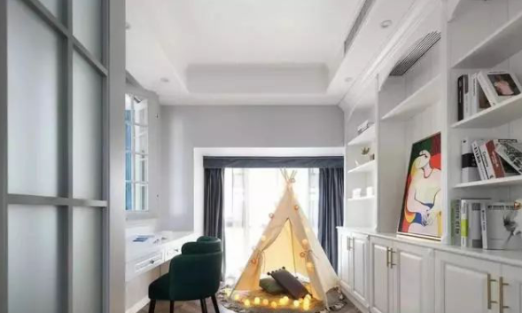 []120㎡轻奢美式，都说一进门就被迷住，我却独爱折叠窗沙发背景墙?