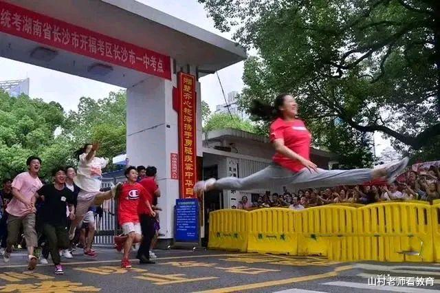 |“一字马”考生罗子欣高考成绩曝光,网友却不淡定:这能上大学?