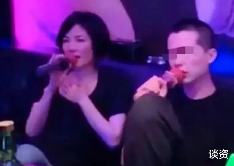 李荣浩|40岁谢霆锋不修边幅当街吃面，网友都问他是不是跟王菲分手了